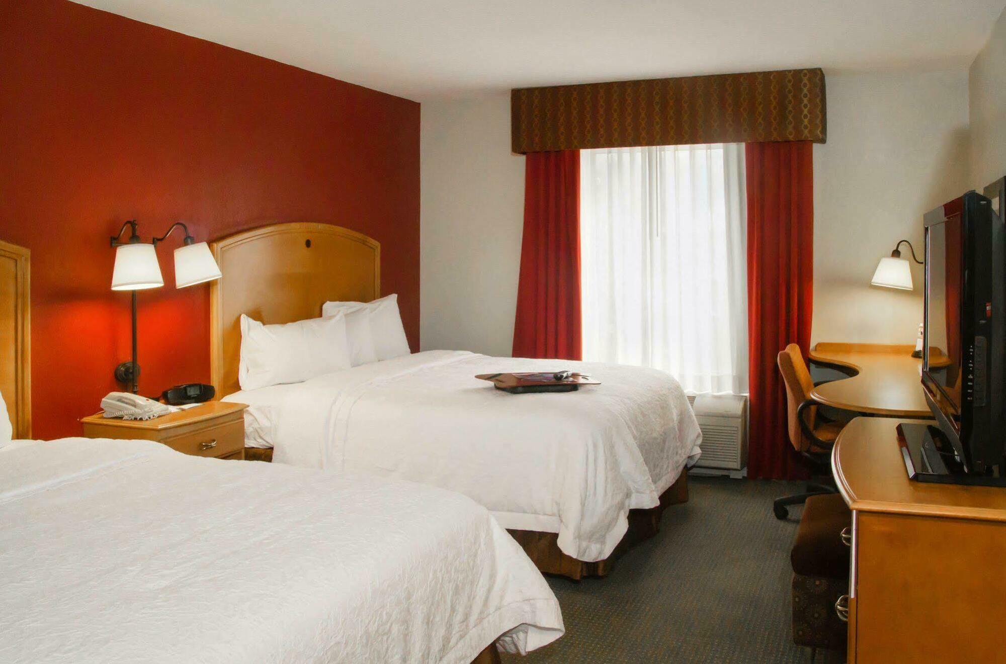 Hampton Inn Cedar Stadt Exterior foto